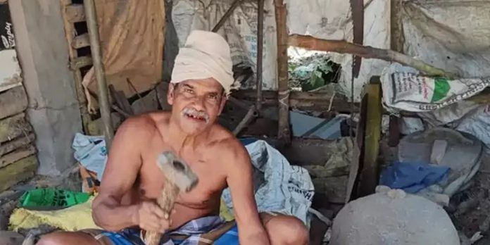 പ്രായം 63 പിന്നിടുമ്പോഴും ഇന്നും അത്യാവശ്യക്കാരെ കാത്ത് രവി ആലയിലെ ചൂടേൽക്കുന്നു പ്രായം 63 പിന്നിടുമ്പോഴും ഇന്നും അത്യാവശ്യക്കാരെ കാത്ത് രവി ആലയിലെ ചൂടേൽക്കുന്നു