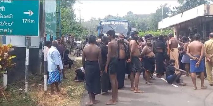 ശബരിമല തീര്ത്ഥാടകര് റോഡ് ഉപരോധിച്ചു ശബരിമല തീര്ത്ഥാടകര് റോഡ് ഉപരോധിച്ചു