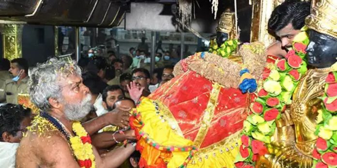 അയ്യപ്പന്റെ ആടയാഭരണങ്ങൾ 86-ാം വയസിലും ഊഴം തെറ്റാതെ മകരവിളക്ക് നാളിൽ സന്നിധാനത്തെത്തിച്ച് ഗംഗാധരൻ പിള്ള അയ്യപ്പന്റെ ആടയാഭരണങ്ങൾ 86-ാം വയസിലും ഊഴം തെറ്റാതെ മകരവിളക്ക് നാളിൽ സന്നിധാനത്തെത്തിച്ച് ഗംഗാധരൻ പിള്ള
