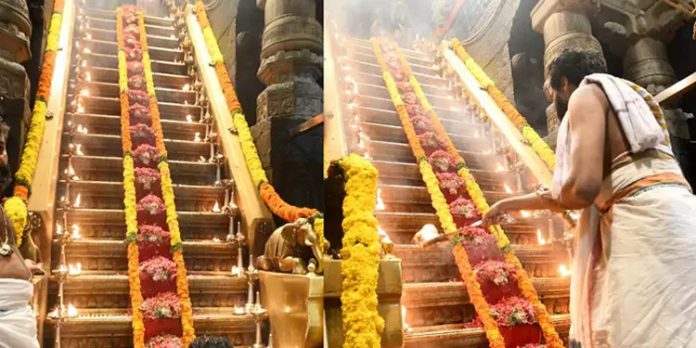ശബരിമലയില് പട്ടും പൂക്കളും ദീപങ്ങളും അർപ്പിച്ച് പടിപൂജ വീണ്ടും ആരംഭിച്ചു ശബരിമലയില് പട്ടും പൂക്കളും ദീപങ്ങളും അർപ്പിച്ച് പടിപൂജ വീണ്ടും ആരംഭിച്ചു