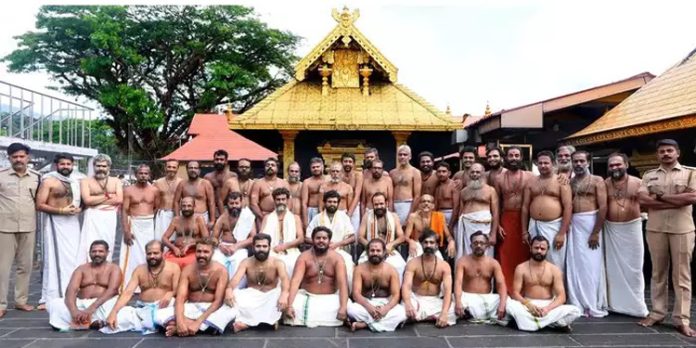 അയ്യപ്പൻ ഉറങ്ങുമ്പോഴും ഇമ ചിമ്മാതെ ചടങ്ങുകൾ നിറവേറ്റി പൂജാരിമാർ ; മടക്കം ഒരു സീസൺ പൂർത്തിയാക്കിയ ശേഷം അയ്യപ്പൻ ഉറങ്ങുമ്പോഴും ഇമ ചിമ്മാതെ ചടങ്ങുകൾ നിറവേറ്റി പൂജാരിമാർ ; മടക്കം ഒരു സീസൺ പൂർത്തിയാക്കിയ ശേഷം