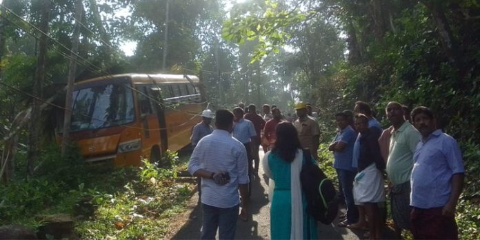 സ്കൂള് ബസ് അപകടത്തില് പെട്ടു ; ആര്ക്കും പരിക്കില്ല സ്കൂള് ബസ് അപകടത്തില് പെട്ടു ; ആര്ക്കും പരിക്കില്ല