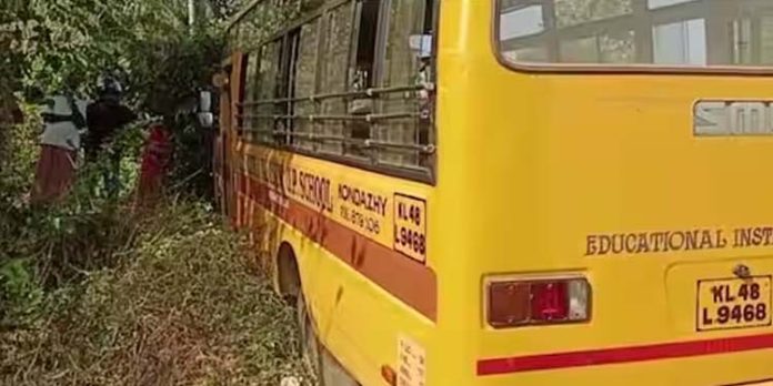 സ്കൂൾ ബസ് കനാലിലേക്ക് ചെരിഞ്ഞു ; ദുരന്തം ഒഴിവായത് തലനാരിഴക്ക് സ്കൂൾ ബസ് കനാലിലേക്ക് ചെരിഞ്ഞു ; ദുരന്തം ഒഴിവായത് തലനാരിഴക്ക്