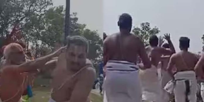 ക്ഷേത്രത്തിലെ ശ്ലോകം ആലാപനത്തിന്റെ പേരിൽ തമ്മിലടിച്ച് പൂജയ്ക്കെത്തിയവർ ക്ഷേത്രത്തിലെ ശ്ലോകം ആലാപനത്തിന്റെ പേരിൽ തമ്മിലടിച്ച് പൂജയ്ക്കെത്തിയവർ