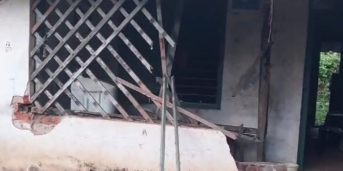 അതിരപ്പിള്ളിയില് കാട്ടാന വീടു തകര്ത്തു അതിരപ്പിള്ളിയില് കാട്ടാന വീടു തകര്ത്തു