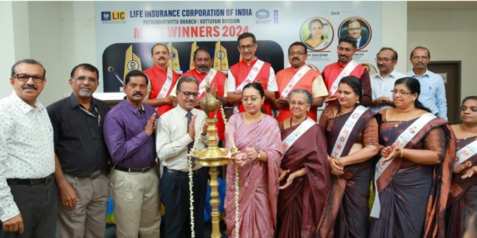 മില്യൻ ഡോളർ റൗണ്ട് ടേബിൾ അന്താരാഷ്ട്ര കോൺഫറൻസിൽ പങ്കെടുക്കുന്നതിന് അർഹത നേടിയ പത്തനംതിട്ട ബ്രാഞ്ചിലെ ഇൻഷുറൻസ് അഡ്വൈസേഴ്സിനെ ആദരിച്ചു മില്യൻ ഡോളർ റൗണ്ട് ടേബിൾ അന്താരാഷ്ട്ര കോൺഫറൻസിൽ പങ്കെടുക്കുന്നതിന് അർഹത നേടിയ പത്തനംതിട്ട ബ്രാഞ്ചിലെ ഇൻഷുറൻസ് അഡ്വൈസേഴ്സിനെ ആദരിച്ചു