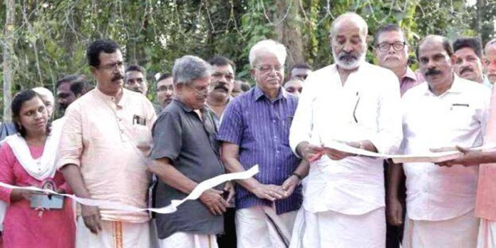 തുകലശ്ശേരിയിൽ കളത്തട്ട് ഗ്രന്ഥശാല ആൻഡ് റീഡിംഗ് റൂമിന്റെ പ്രവർത്തനമാരംഭിച്ചു തുകലശ്ശേരിയിൽ കളത്തട്ട് ഗ്രന്ഥശാല ആൻഡ് റീഡിംഗ് റൂമിന്റെ പ്രവർത്തനമാരംഭിച്ചു