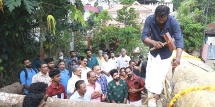 കോടിയാട്ടുകര പള്ളിയോടത്തിന്റെ ഉളികുത്തൽ കർമ്മം നടന്നു കോടിയാട്ടുകര പള്ളിയോടത്തിന്റെ ഉളികുത്തൽ കർമ്മം നടന്നു