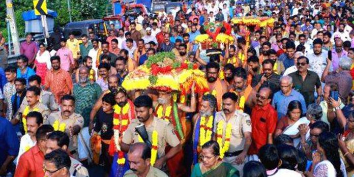 തിരുവാഭരണ ഘോഷയാത്ര പന്തളത്ത് തിരിച്ചെത്തി തിരുവാഭരണ ഘോഷയാത്ര പന്തളത്ത് തിരിച്ചെത്തി