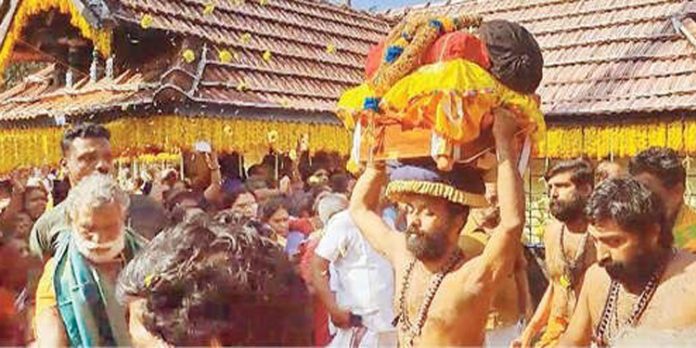 പെരുനാട് കക്കാട്ടുകോയിക്കൽ ധർമശാസ്താ ക്ഷേത്രത്തിലെ അയ്യപ്പവിഗ്രഹത്തിൽ തിരുവാഭരണങ്ങൾ ചാർത്തി പെരുനാട് കക്കാട്ടുകോയിക്കൽ ധർമശാസ്താ ക്ഷേത്രത്തിലെ അയ്യപ്പവിഗ്രഹത്തിൽ തിരുവാഭരണങ്ങൾ ചാർത്തി