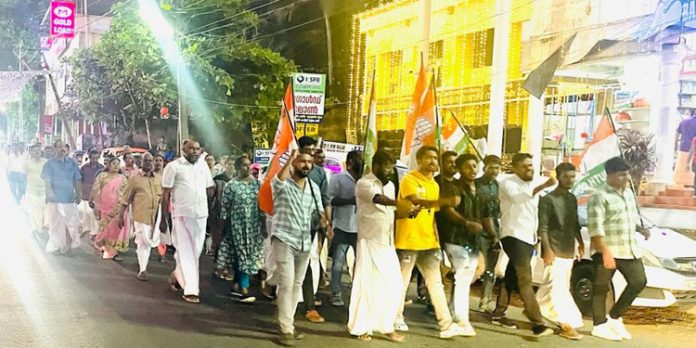 യൂത്ത് കോൺഗ്രസ് തുമ്പമൺ മണ്ഡലം കമ്മിറ്റിയുടെ നേതൃത്വത്തിൽ പ്രതിഷേധ പ്രകടനവും യോഗവും നടത്തി യൂത്ത് കോൺഗ്രസ് തുമ്പമൺ മണ്ഡലം കമ്മിറ്റിയുടെ നേതൃത്വത്തിൽ പ്രതിഷേധ പ്രകടനവും യോഗവും നടത്തി