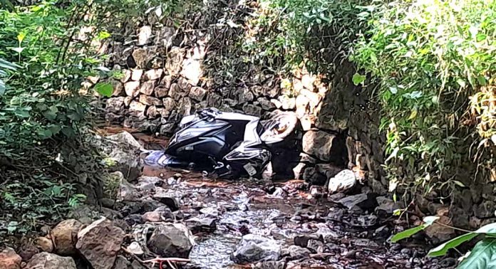 കുമ്പഴ വടക്കുപുറത്ത് സ്കൂട്ടറിന്റെ അടിയില് യുവാവിന്റെ മൃതദേഹം കുമ്പഴ വടക്കുപുറത്ത് സ്കൂട്ടറിന്റെ അടിയില് യുവാവിന്റെ മൃതദേഹം