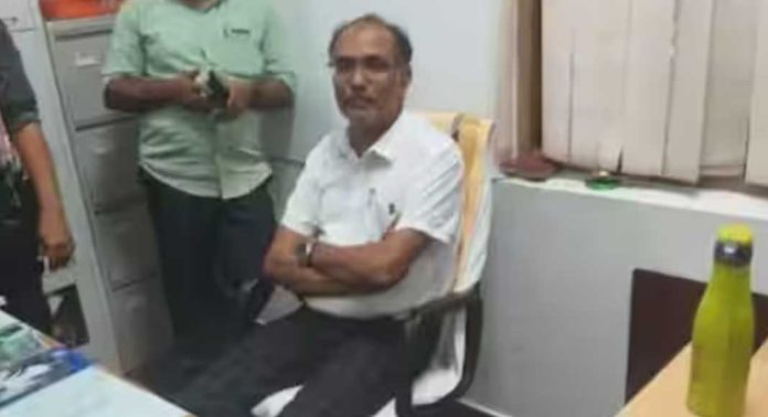 പെരിയ കേന്ദ്രസര്വകലാശാലയിലെ കൈക്കൂലി അന്വേഷണം നേരിടുന്ന പ്രൊഫസർ റിപ്പബ്ലിക് ദിന പരിപാടിയിൽ പെരിയ കേന്ദ്രസര്വകലാശാലയിലെ കൈക്കൂലി അന്വേഷണം നേരിടുന്ന പ്രൊഫസർ റിപ്പബ്ലിക് ദിന പരിപാടിയിൽ