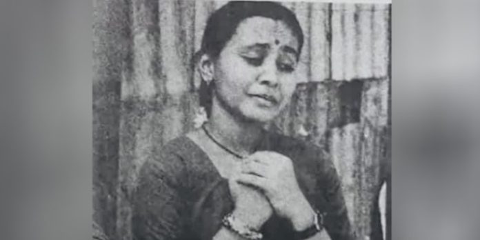 മോണോ ആക്ടിൽ ഒന്നാം സ്ഥാനം നേടിയ ഒരു പെൺകുട്ടി ; മന്ത്രിയുടെ ഫോട്ടോ സോഷ്യൽ മീഡിയയിൽ വൈറൽ മോണോ ആക്ടിൽ ഒന്നാം സ്ഥാനം നേടിയ ഒരു പെൺകുട്ടി ; മന്ത്രിയുടെ ഫോട്ടോ സോഷ്യൽ മീഡിയയിൽ വൈറൽ