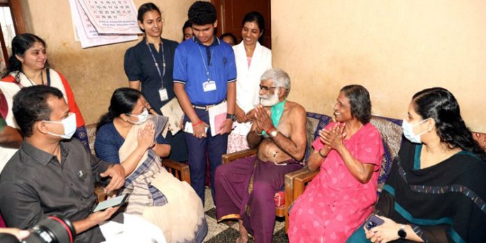 ഞാനുമുണ്ട് പരിചരണത്തിന് ക്യാമ്പയിന് ; ഹോം കെയര് ടീമിനോടൊപ്പം ഗൃഹ സന്ദര്ശനം നടത്തി ആരോഗ്യ മന്ത്രി ഞാനുമുണ്ട് പരിചരണത്തിന് ക്യാമ്പയിന് ; ഹോം കെയര് ടീമിനോടൊപ്പം ഗൃഹ സന്ദര്ശനം നടത്തി ആരോഗ്യ മന്ത്രി