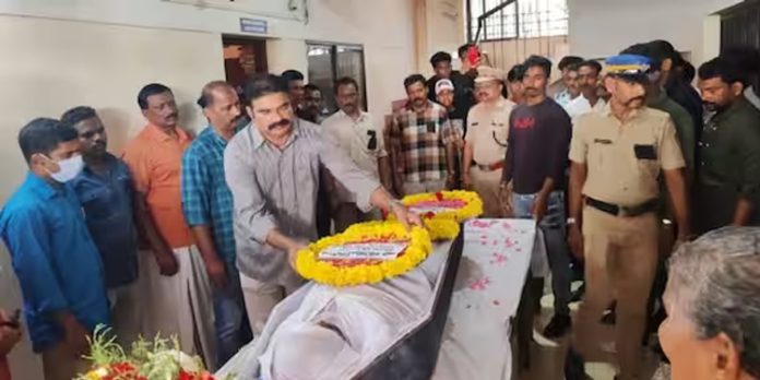 അപകടത്തില് മരിച്ച കോസ്റ്റല് വാര്ഡന് സഹപ്രവര്ത്തകരുടെ വികാരനിര്ഭരമായ അന്തിമോപചാരമര്പ്പിച്ചു അപകടത്തില് മരിച്ച കോസ്റ്റല് വാര്ഡന് സഹപ്രവര്ത്തകരുടെ വികാരനിര്ഭരമായ അന്തിമോപചാരമര്പ്പിച്ചു