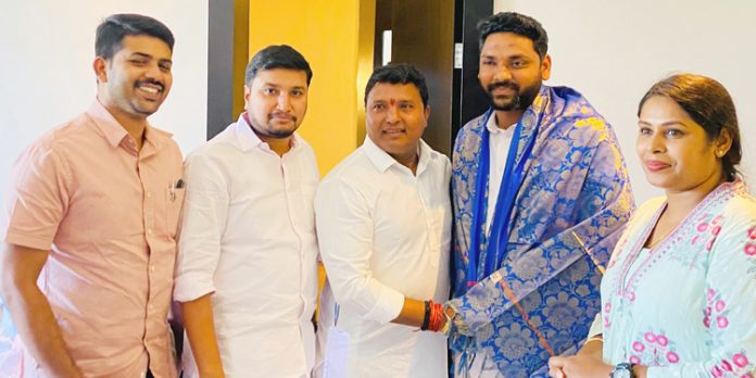 ശബരിമല ഹെൽപ്പ് ഡസ്ക്കിന് ആദരവുമായി യൂത്ത് കോൺഗ്രസ് ദേശീയ അധ്യക്ഷൻ ശബരിമല ഹെൽപ്പ് ഡസ്ക്കിന് ആദരവുമായി യൂത്ത് കോൺഗ്രസ് ദേശീയ അധ്യക്ഷൻ