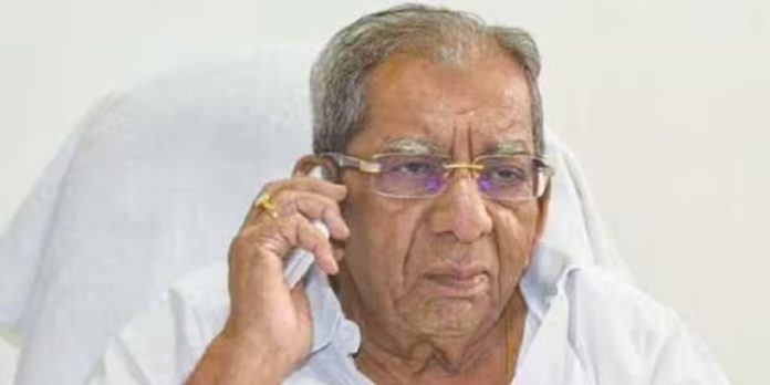 ബിജെപി നേതാവിനായി വോട്ടഭ്യര്ഥിച്ച് കോണ്ഗ്രസ് എംഎല്എ ബിജെപി നേതാവിനായി വോട്ടഭ്യര്ഥിച്ച് കോണ്ഗ്രസ് എംഎല്എ