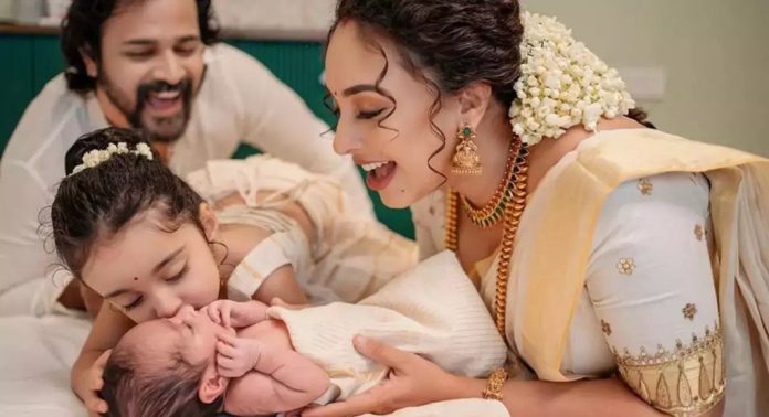 ഇത് നിതാര ശ്രിനിഷ് ; രണ്ടാമത്തെ കുഞ്ഞിനെ പരിചയപ്പെടുത്തി പേളി മാണി ഇത് നിതാര ശ്രിനിഷ് ; രണ്ടാമത്തെ കുഞ്ഞിനെ പരിചയപ്പെടുത്തി പേളി മാണി