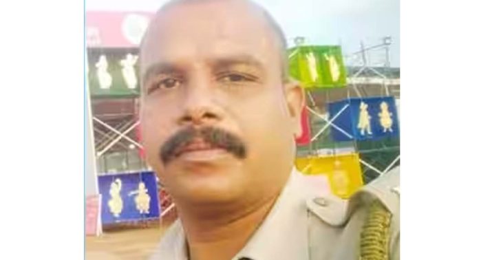 പോലീസ് ഉദ്യോഗസ്ഥനെ വീട്ടിനുള്ളിൽ മരിച്ചനിലയിൽ കണ്ടെത്തി പോലീസ് ഉദ്യോഗസ്ഥനെ വീട്ടിനുള്ളിൽ മരിച്ചനിലയിൽ കണ്ടെത്തി