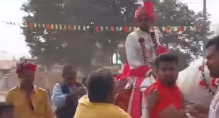 കല്യാണ ദിവസം കുതിരപ്പുറത്തു കയറിയത്തിന് ദളിത് യുവാവിന് മർദനം കല്യാണ ദിവസം കുതിരപ്പുറത്തു കയറിയത്തിന് ദളിത് യുവാവിന് മർദനം