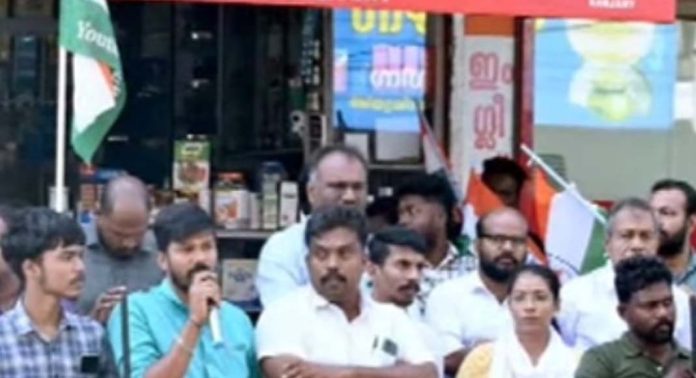 ജപ്തി ഭീഷണിയെ തുടർന്ന് യുവാവ് ജീവനൊടുക്കിയ സംഭവത്തിൽ സ്വകാര്യ ബാങ്കിനെതിരെ പ്രതിഷേധം ശക്തമാകുന്നു ജപ്തി ഭീഷണിയെ തുടർന്ന് യുവാവ് ജീവനൊടുക്കിയ സംഭവത്തിൽ സ്വകാര്യ ബാങ്കിനെതിരെ പ്രതിഷേധം ശക്തമാകുന്നു