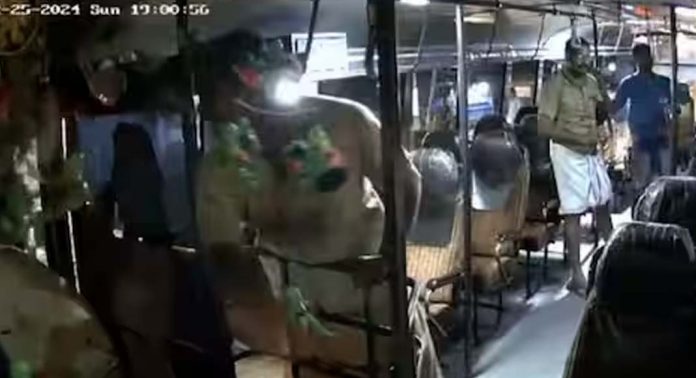 എറണാകുളം കാലടിയിൽ സമയത്തെച്ചൊല്ലി തമ്മിൽത്തല്ലി ബസ് ജീവനക്കാർ എറണാകുളം കാലടിയിൽ സമയത്തെച്ചൊല്ലി തമ്മിൽത്തല്ലി ബസ് ജീവനക്കാർ