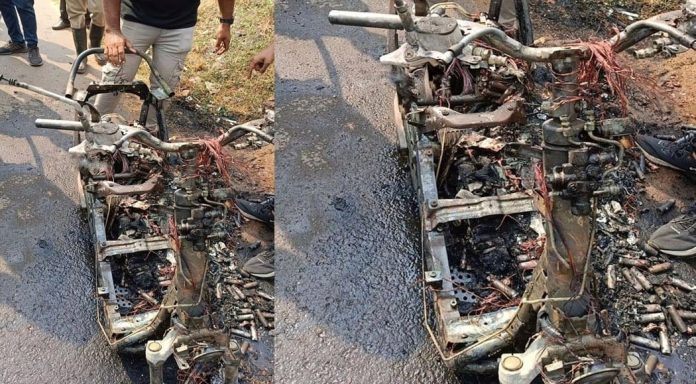 എം സി റോഡിൽ കുരമ്പാലയിൽ ഇലക്ട്രിക് സ്കൂട്ടറിന് തീപിടിച്ചു എം സി റോഡിൽ കുരമ്പാലയിൽ ഇലക്ട്രിക് സ്കൂട്ടറിന് തീപിടിച്ചു
