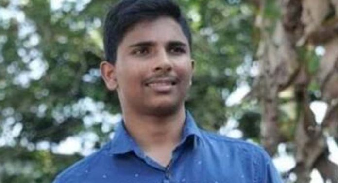 കുർബാനക്കിടയിൽ വിദ്യാർത്ഥി കുഴഞ്ഞു വീണ് മരിച്ചു കുർബാനക്കിടയിൽ വിദ്യാർത്ഥി കുഴഞ്ഞു വീണ് മരിച്ചു