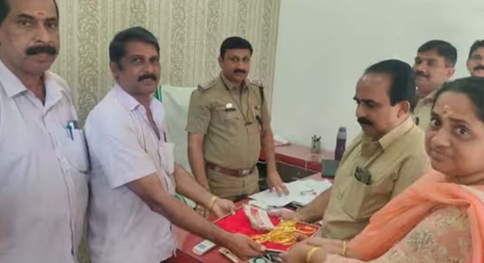 മറന്നുവെച്ച 40 പവന്റെ സ്വർണാഭരണങ്ങളടങ്ങിയ ബാഗ് ഉടമയ്ക്ക് തിരികെ നൽകി ഹോട്ടൽ ജീവനക്കാർ മറന്നുവെച്ച 40 പവന്റെ സ്വർണാഭരണങ്ങളടങ്ങിയ ബാഗ് ഉടമയ്ക്ക് തിരികെ നൽകി ഹോട്ടൽ ജീവനക്കാർ