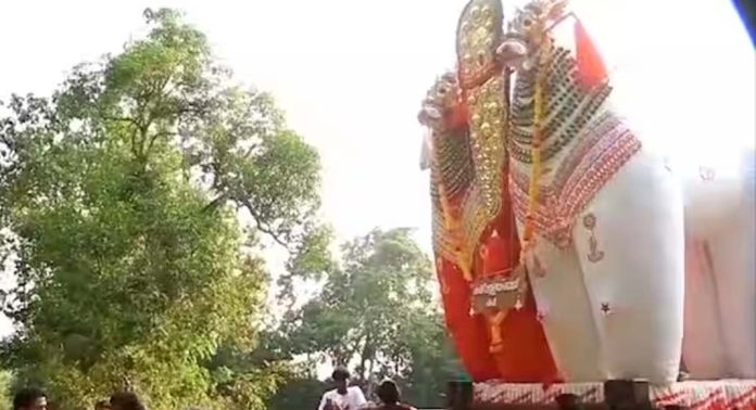 ഉത്സവത്തിന്റെ കെട്ടുകാഴ്ച വൈദ്യുതി ലൈനിൽ തട്ടി ; മൂന്ന് യുവാക്കൾക്ക് പൊള്ളലേറ്റു ഉത്സവത്തിന്റെ കെട്ടുകാഴ്ച വൈദ്യുതി ലൈനിൽ തട്ടി ; മൂന്ന് യുവാക്കൾക്ക് പൊള്ളലേറ്റു