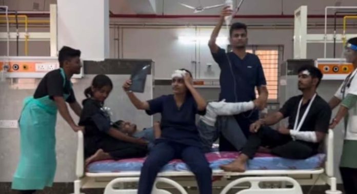ആശുപത്രിക്കുള്ളിൽ ഇൻസ്റ്റാഗ്രാം റീൽസ് ഷൂട്ടിംഗ് ; 38 മെഡിക്കൽ വിദ്യാർത്ഥികൾക്ക് പിഴ ആശുപത്രിക്കുള്ളിൽ ഇൻസ്റ്റാഗ്രാം റീൽസ് ഷൂട്ടിംഗ് ; 38 മെഡിക്കൽ വിദ്യാർത്ഥികൾക്ക് പിഴ