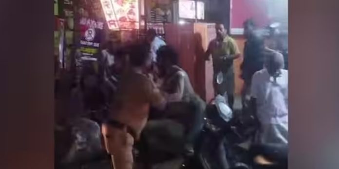 നമ്പർ പ്ലേറ്റ് ഇല്ലാത്ത ബൈക്ക് പിടികൂടിയതിന് പോലീസുകാർക്ക് മർദ്ദനം നമ്പർ പ്ലേറ്റ് ഇല്ലാത്ത ബൈക്ക് പിടികൂടിയതിന് പോലീസുകാർക്ക് മർദ്ദനം