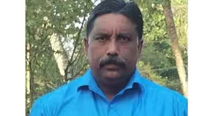 മാനന്തവാടിയിൽ അജീഷിന്റെ മൃതദേഹവുമായി നാട്ടുകാരുടെ പ്രതിഷേധം കനക്കുന്നു മാനന്തവാടിയിൽ അജീഷിന്റെ മൃതദേഹവുമായി നാട്ടുകാരുടെ പ്രതിഷേധം കനക്കുന്നു