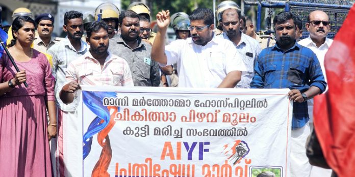 അഞ്ചു വയസുകാരൻ ആരോൺ മരിക്കാനിടയായ സംഭവം ; ഡോക്ടർക്കെതിരെയും മാനേജ്മെൻറിനെതിരെയും കൊലകുറ്റത്തിന് കേസെടുത്ത് അറസ്റ്റ് ചെയ്യണമെന്ന് എ.ഐ.വൈ.എഫ് ജില്ലാ സെക്രട്ടറി അഞ്ചു വയസുകാരൻ ആരോൺ മരിക്കാനിടയായ സംഭവം ; ഡോക്ടർക്കെതിരെയും മാനേജ്മെൻറിനെതിരെയും കൊലകുറ്റത്തിന് കേസെടുത്ത് അറസ്റ്റ് ചെയ്യണമെന്ന് എ.ഐ.വൈ.എഫ് ജില്ലാ സെക്രട്ടറി