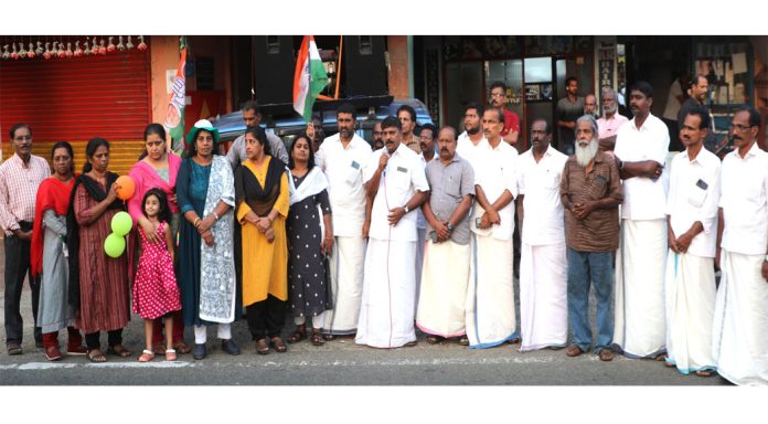 കോൺഗ്രസ് കോഴഞ്ചേരി മണ്ഡലം കമ്മിറ്റിയുടെ നേതൃത്വത്തിൽ വാഹന വിളംബര ജാഥ നടത്തി കോൺഗ്രസ് കോഴഞ്ചേരി മണ്ഡലം കമ്മിറ്റിയുടെ നേതൃത്വത്തിൽ വാഹന വിളംബര ജാഥ നടത്തി