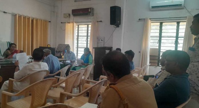 ജനപ്രതിനിധികളും ഉദ്യോഗസ്ഥരും പങ്കെടുക്കാത്തതിൽ കോന്നി താലൂക്ക് വികസന സമിതിയിൽ പ്രതിഷേധം ജനപ്രതിനിധികളും ഉദ്യോഗസ്ഥരും പങ്കെടുക്കാത്തതിൽ കോന്നി താലൂക്ക് വികസന സമിതിയിൽ പ്രതിഷേധം