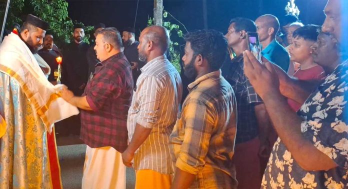 മതസൗഹാർദ്ദം വിളിച്ചോതി പെരുന്നാൾ റാസയ്ക്ക് ക്ഷേത്രനടയിൽ സ്വീകരണം നല്കി മതസൗഹാർദ്ദം വിളിച്ചോതി പെരുന്നാൾ റാസയ്ക്ക് ക്ഷേത്രനടയിൽ സ്വീകരണം നല്കി