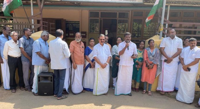 തുമ്പമൺ പഞ്ചായത്ത് അംഗങ്ങളും കോൺഗ്രസ് മണ്ഡലം കമ്മിറ്റിയും കൂട്ടധർണ നടത്തി തുമ്പമൺ പഞ്ചായത്ത് അംഗങ്ങളും കോൺഗ്രസ് മണ്ഡലം കമ്മിറ്റിയും കൂട്ടധർണ നടത്തി