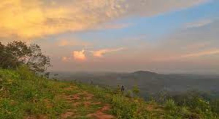 പ്രകൃതിയൊരുക്കിയ അതിഗംഭീരമായ കാഴ്ചയുമായി ആതിരമല പ്രകൃതിയൊരുക്കിയ അതിഗംഭീരമായ കാഴ്ചയുമായി ആതിരമല