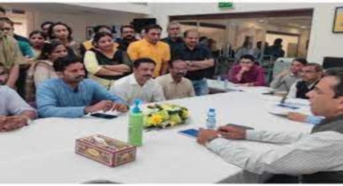ഒമാനിലെ നീറ്റ് പരീക്ഷാ കേന്ദ്രം പുനഃസ്ഥാപിക്കണം ; എംബസ്സി ഓപ്പണ് ഹൗസില് ആവശ്യവുമായി പ്രവാസി രക്ഷിതാക്കള് ഒമാനിലെ നീറ്റ് പരീക്ഷാ കേന്ദ്രം പുനഃസ്ഥാപിക്കണം ; എംബസ്സി ഓപ്പണ് ഹൗസില് ആവശ്യവുമായി പ്രവാസി രക്ഷിതാക്കള്
