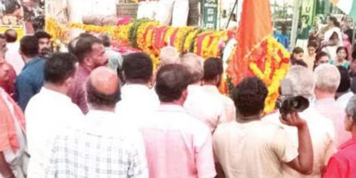 വലിയകുന്നം ക്ഷേത്രത്തിലെ ധ്വജനിർമാണം ; തേക്കുമരം ഘോഷയാത്രയായി ക്ഷേത്രത്തിലെത്തിച്ചു വലിയകുന്നം ക്ഷേത്രത്തിലെ ധ്വജനിർമാണം ; തേക്കുമരം ഘോഷയാത്രയായി ക്ഷേത്രത്തിലെത്തിച്ചു