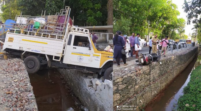 സ്കൂട്ടറും പിക്കപ് വാനും കൂട്ടിയിടിച്ച് സ്കൂട്ടർ യാത്രക്കാരിക്ക് പരിക്ക് സ്കൂട്ടറും പിക്കപ് വാനും കൂട്ടിയിടിച്ച് സ്കൂട്ടർ യാത്രക്കാരിക്ക് പരിക്ക്