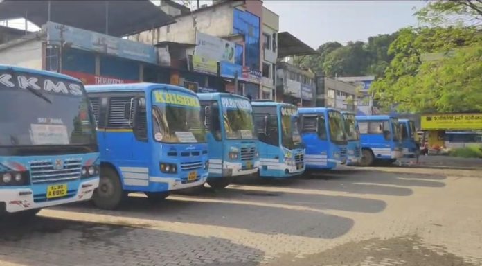 റാന്നി ഇട്ടിയപ്പാറ ബസ് സ്റ്റാൻ്റിൽ സ്വകാര്യ ബസിന്റെ ടയര് കയറി യാത്രക്കാരന് പരിക്കേറ്റു റാന്നി ഇട്ടിയപ്പാറ ബസ് സ്റ്റാൻ്റിൽ സ്വകാര്യ ബസിന്റെ ടയര് കയറി യാത്രക്കാരന് പരിക്കേറ്റു