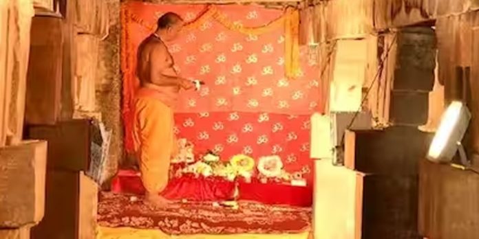 ഗ്യാൻവാപി മസ്ജിദിൽ മൂന്നാം ദിവസവും പൂജ തുടരുന്നു ; കടകൾ അടച്ച് പ്രതിഷേധം ഗ്യാൻവാപി മസ്ജിദിൽ മൂന്നാം ദിവസവും പൂജ തുടരുന്നു ; കടകൾ അടച്ച് പ്രതിഷേധം