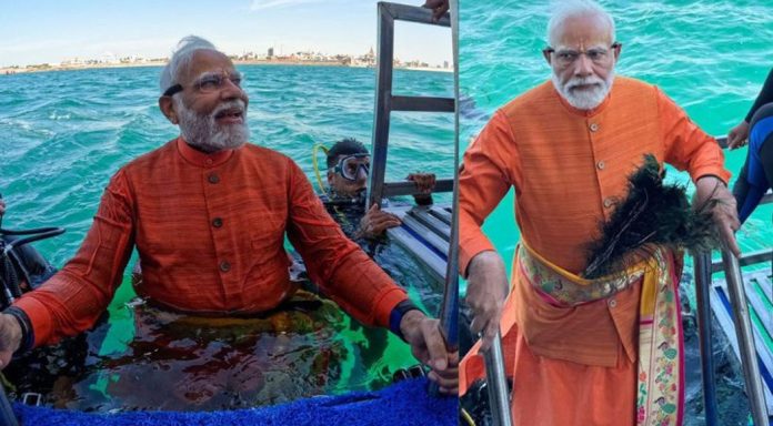 ദ്വാരകക്ഷേത്ര സന്ദര്ശനത്തിന്റെ ഭാഗമായി കടലിൽ മുങ്ങി പ്രാര്ത്ഥന നടത്തി പ്രധാനമന്ത്രി നരേന്ദ്ര മോദി ദ്വാരകക്ഷേത്ര സന്ദര്ശനത്തിന്റെ ഭാഗമായി കടലിൽ മുങ്ങി പ്രാര്ത്ഥന നടത്തി പ്രധാനമന്ത്രി നരേന്ദ്ര മോദി
