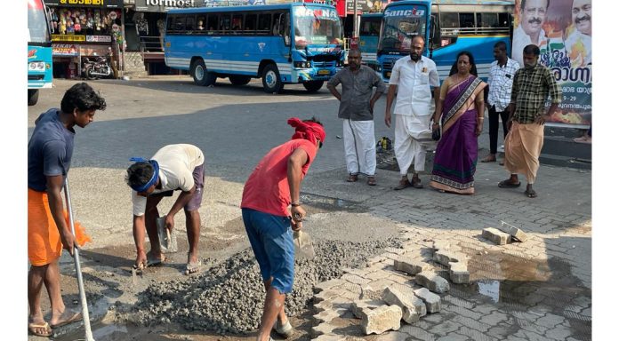 ഇട്ടിയപ്പാറ സ്വകാര്യ ബസ് സ്റ്റാൻഡിലെ ഇളകി കിടന്ന പൂട്ട് കട്ടകൾ മാറ്റി സ്ഥാപിക്കുന്ന പണികൾ തുടങ്ങി ഇട്ടിയപ്പാറ സ്വകാര്യ ബസ് സ്റ്റാൻഡിലെ ഇളകി കിടന്ന പൂട്ട് കട്ടകൾ മാറ്റി സ്ഥാപിക്കുന്ന പണികൾ തുടങ്ങി