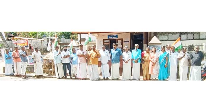 പ്രമാടം പഞ്ചായത്ത് ഓഫീസിന് മുൻപിൽ ധർണ സമരം നടത്തി കോൺഗ്രസ് പ്രമാടം പഞ്ചായത്ത് ഓഫീസിന് മുൻപിൽ ധർണ സമരം നടത്തി കോൺഗ്രസ്