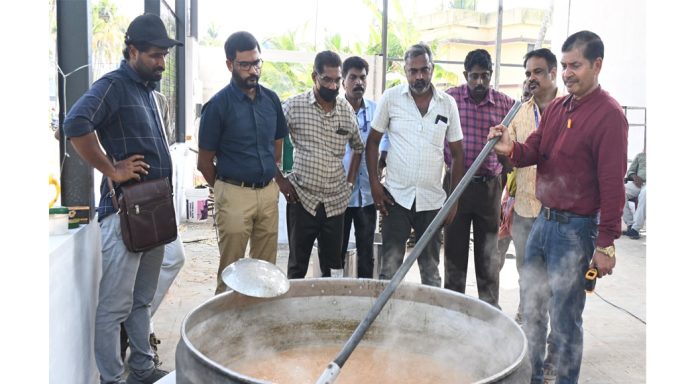 ആലങ്ങാടൻ ശർക്കരയുടെ പൈതൃകം വീണ്ടെടുക്കാൻ കൃഷി വിജ്ഞാന കേന്ദ്രം (കെ.വി.കെ) ആലങ്ങാടൻ ശർക്കരയുടെ പൈതൃകം വീണ്ടെടുക്കാൻ കൃഷി വിജ്ഞാന കേന്ദ്രം (കെ.വി.കെ)