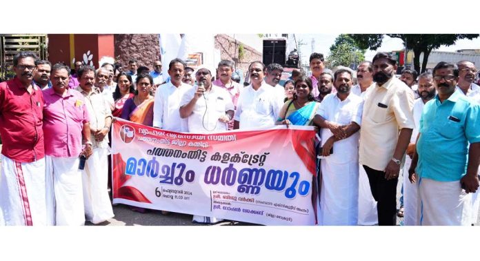 കേരള സംസ്ഥാന വ്യാപാരി വ്യവസായി സമിതി പത്തനംതിട്ട ജില്ലാ കമ്മിറ്റി കളക്ടറേറ്റ് ധർണ്ണയും മാർച്ചും നടത്തി കേരള സംസ്ഥാന വ്യാപാരി വ്യവസായി സമിതി പത്തനംതിട്ട ജില്ലാ കമ്മിറ്റി കളക്ടറേറ്റ് ധർണ്ണയും മാർച്ചും നടത്തി